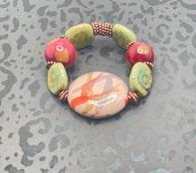 Cargar imagen en el visor de la galería, Green Kazuri Bracelet