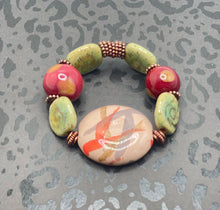 Cargar imagen en el visor de la galería, Green Kazuri Bracelet