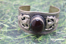 Cargar imagen en el visor de la galería, Antique Carnelian Bangle