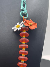 Cargar imagen en el visor de la galería, Sea Glass Flower Beaded Necklace