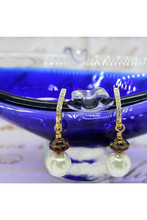 Cargar imagen en el visor de la galería, Pearl and Czech Glass Earrings on Venice Gondola