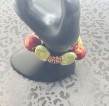 Cargar imagen en el visor de la galería, Green Kazuri Bracelet
