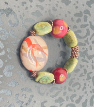 Cargar imagen en el visor de la galería, Green Kazuri Bracelet
