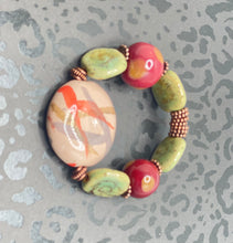Cargar imagen en el visor de la galería, Green Kazuri Bracelet
