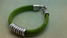 Cargar imagen en el visor de la galería, Green Suede Leather Bracelet
