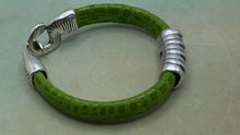 Cargar imagen en el visor de la galería, Green Suede Leather Bracelet
