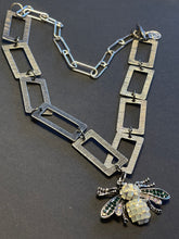 Cargar imagen en el visor de la galería, Rectangles Chain Bee Necklace
