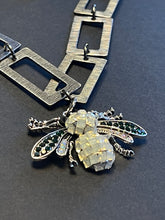 Cargar imagen en el visor de la galería, Rectangles Chain Bee Necklace
