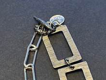 Cargar imagen en el visor de la galería, Rectangles Chain Bee Necklace
