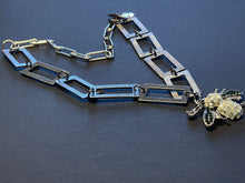 Cargar imagen en el visor de la galería, Rectangles Chain Bee Necklace
