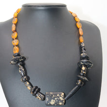 Cargar imagen en el visor de la galería, Speckled African Natural Beads Necklace
