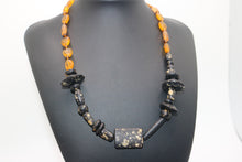 Cargar imagen en el visor de la galería, Speckled African Natural Beads Necklace
