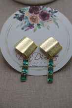 Cargar imagen en el visor de la galería, Brushed Gold Emerald Earrings
