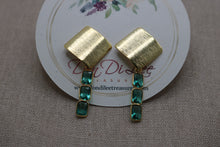 Cargar imagen en el visor de la galería, Brushed Gold Emerald Earrings
