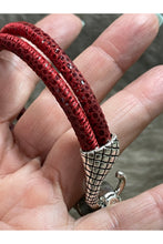 Cargar imagen en el visor de la galería, Red Suede Snake Bracelet
