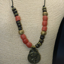 Cargar imagen en el visor de la galería, African Batik Krobo Necklace
