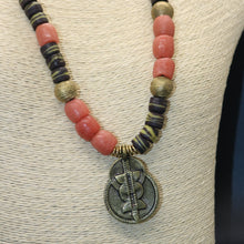 Cargar imagen en el visor de la galería, African Batik Krobo Necklace
