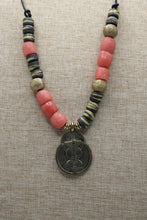 Cargar imagen en el visor de la galería, African Batik Krobo Necklace
