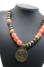 Cargar imagen en el visor de la galería, African Batik Krobo Necklace
