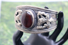 Cargar imagen en el visor de la galería, Antique Carnelian Bangle
